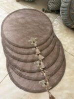 Ruda stalo polėkštė su dekoru, elegantiška ir stilinga stalo dekoravimo detalė.