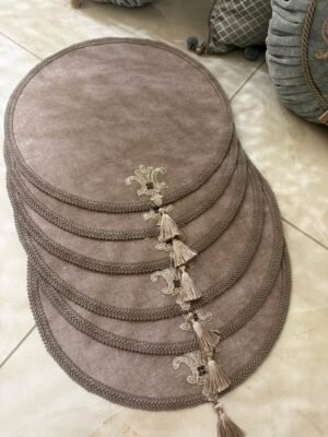 Ruda stalo polėkštė su dekoru, elegantiška ir stilinga stalo dekoravimo detalė.